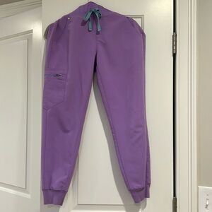 Small petite jogger style figs Catarina top color lilac dawn . Worn 4x